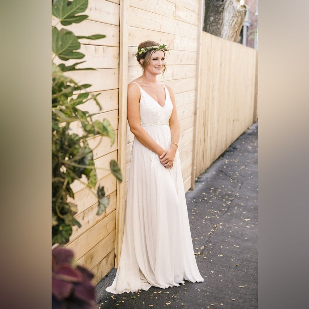 BHLDN Bonaire V-Neck Embroidered
Wedding Gown/ size 0 - Picture 5 of 16
